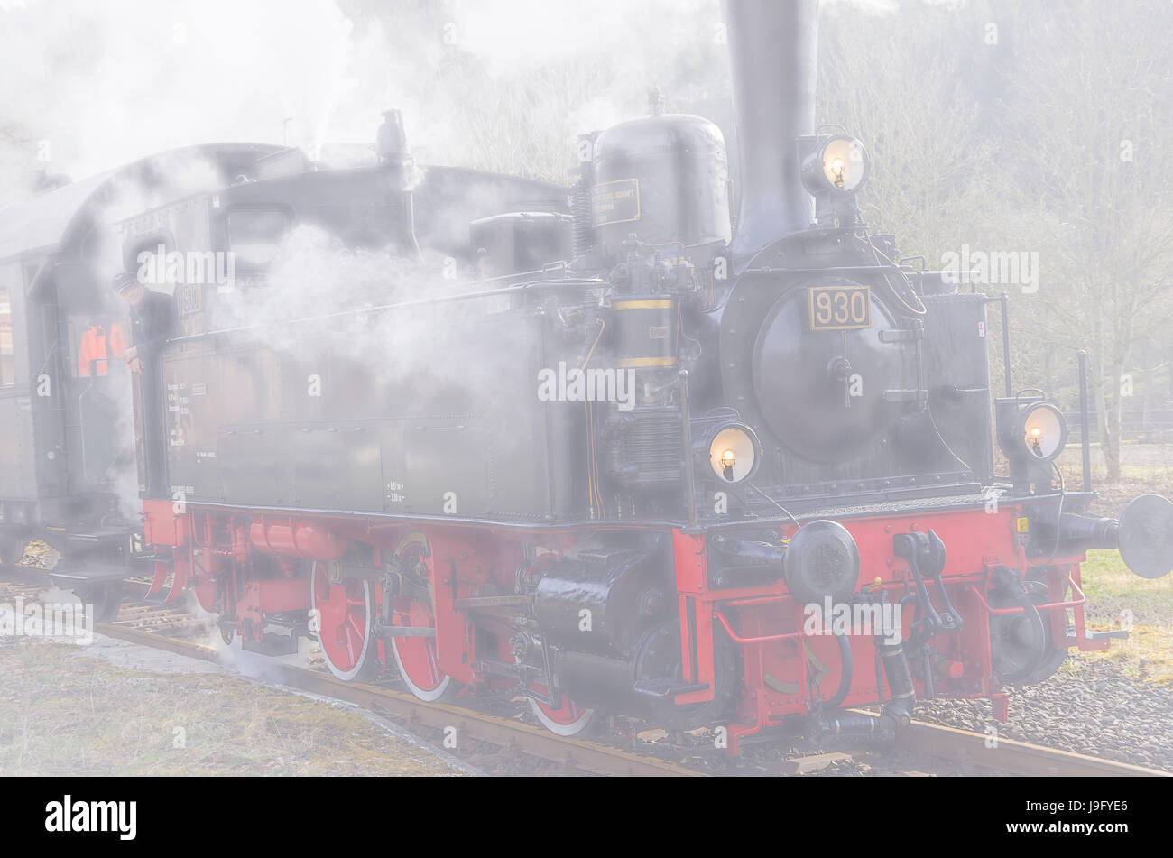 Münsingen, Deutschland - 28. März 2016: Historisches Württemberg T3 930 Dampflokomotive vor einen Zug der Schwäbische Alb-Bahn Railroad Company. Stockfoto