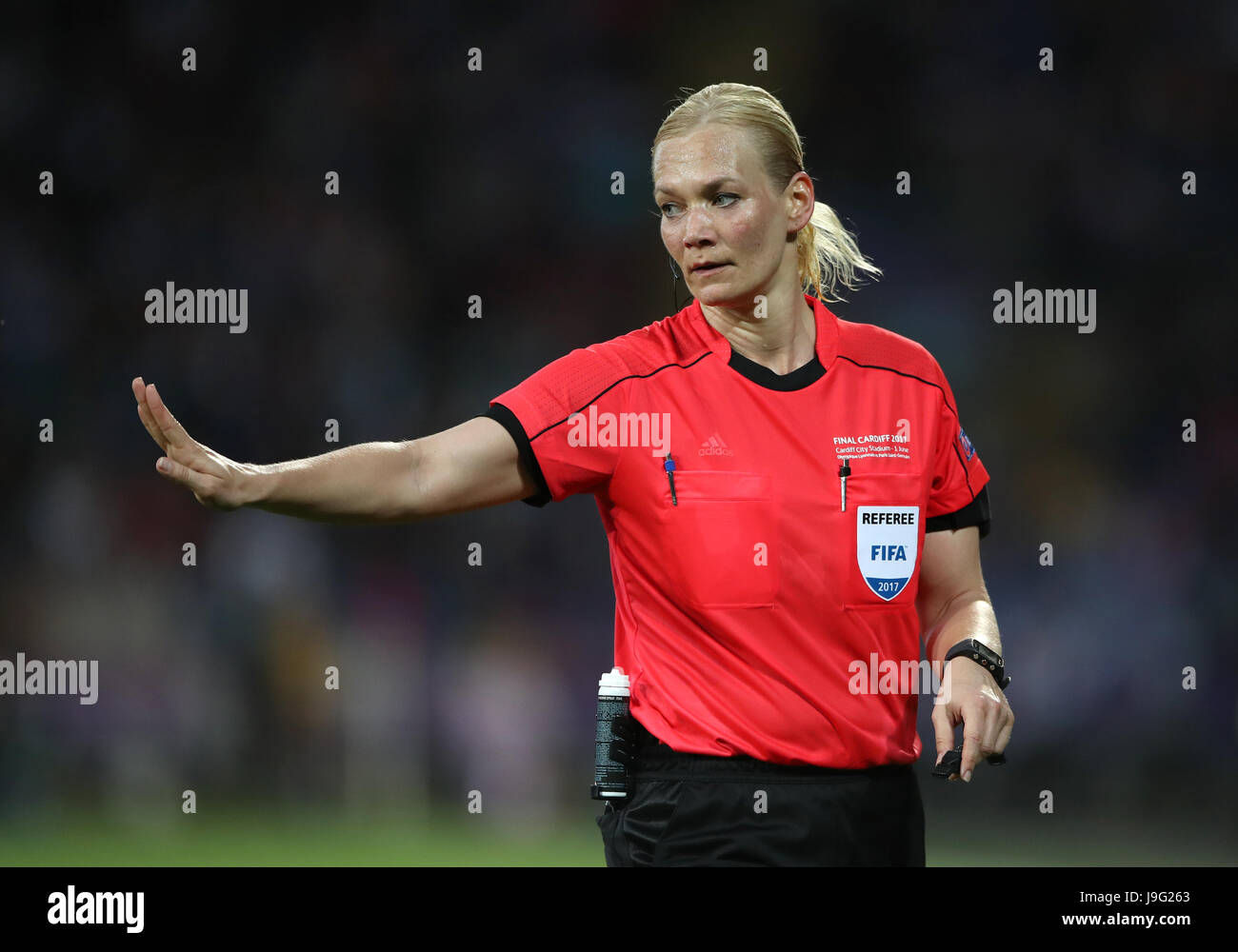 Schiedsrichter-Bibiana Steinhaus während der UEFA Women's Champions-League-Finale im Cardiff City Stadium. Stockfoto