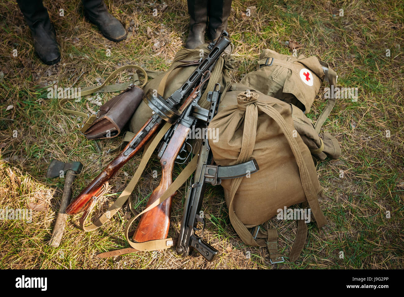 Sowjetische russische militärische Munition - Maschinenpistole des zweiten Weltkriegs am Boden. Stockfoto