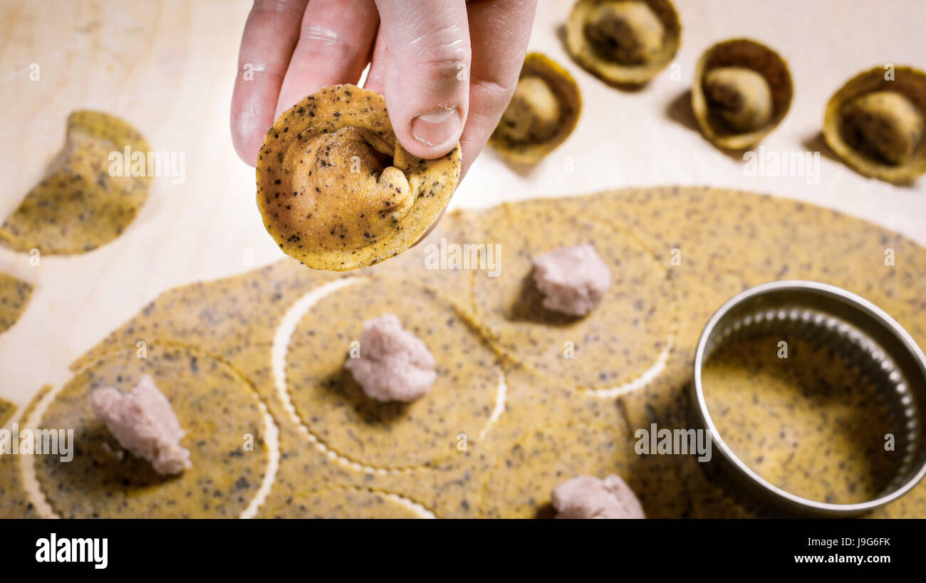 Cappelli del Prete. Typische Emilia Romagna handgemachte frische gefüllte  Pasta am Ende des Vorbereitungsprozesses Stockfotografie - Alamy
