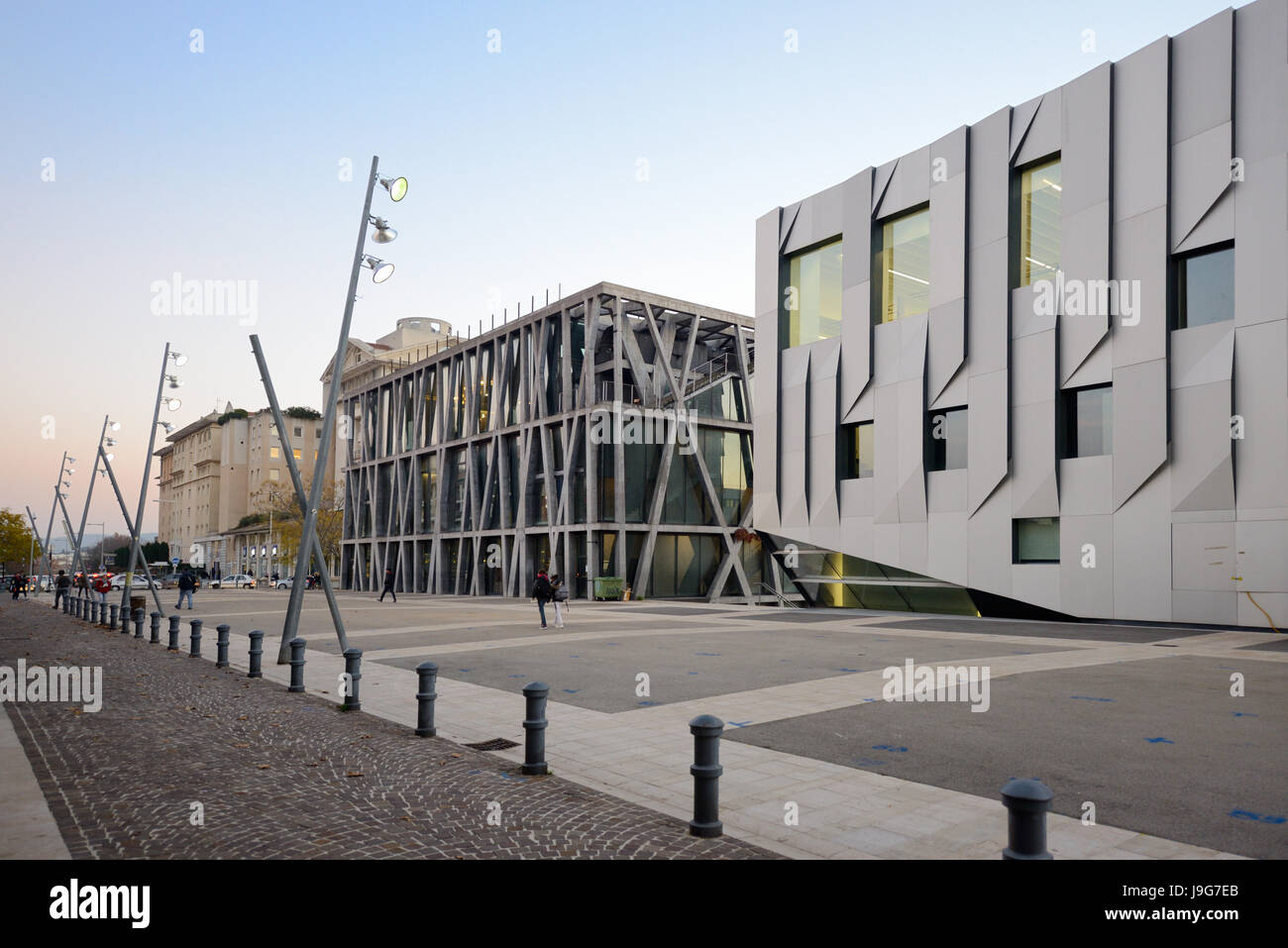 Pavillon Noir (Mitte) durch Rudy Ricciotti & Music Conservatory (r) von Kengo Kuma, in der modernen kulturellen Viertel von Aix-en-France Stockfoto