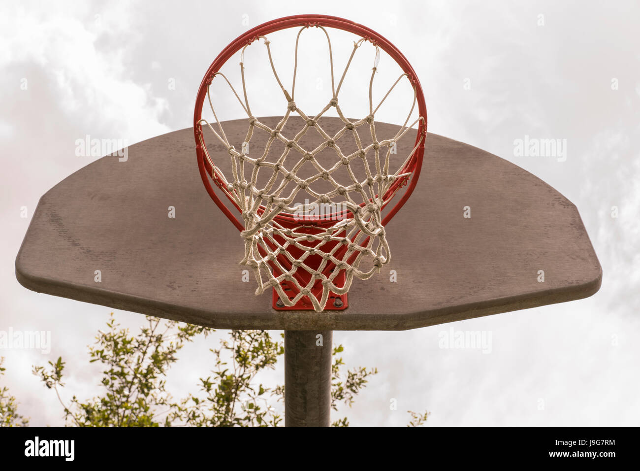 Freiplatz Basketball Hoop und Net Stockfoto