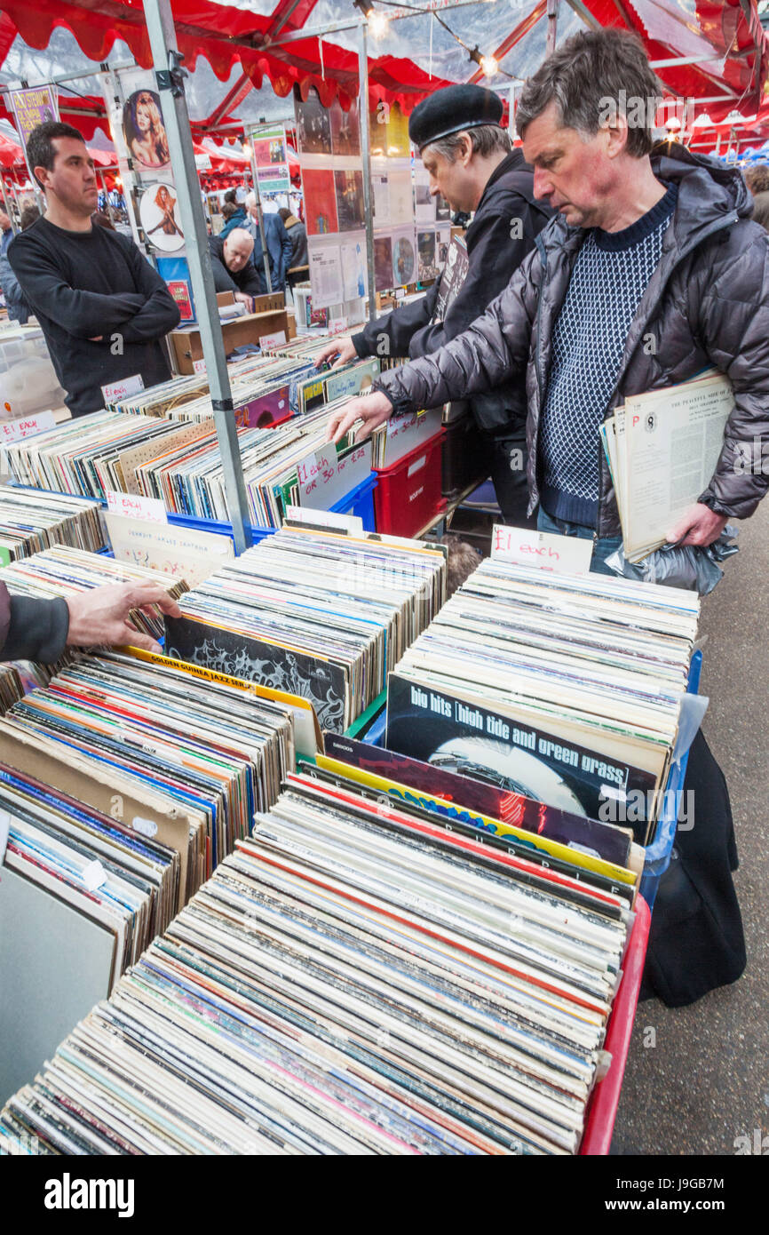 England, London, Shoreditch, Spitafields Markt, Stall verkaufen Vintage Records Stockfoto