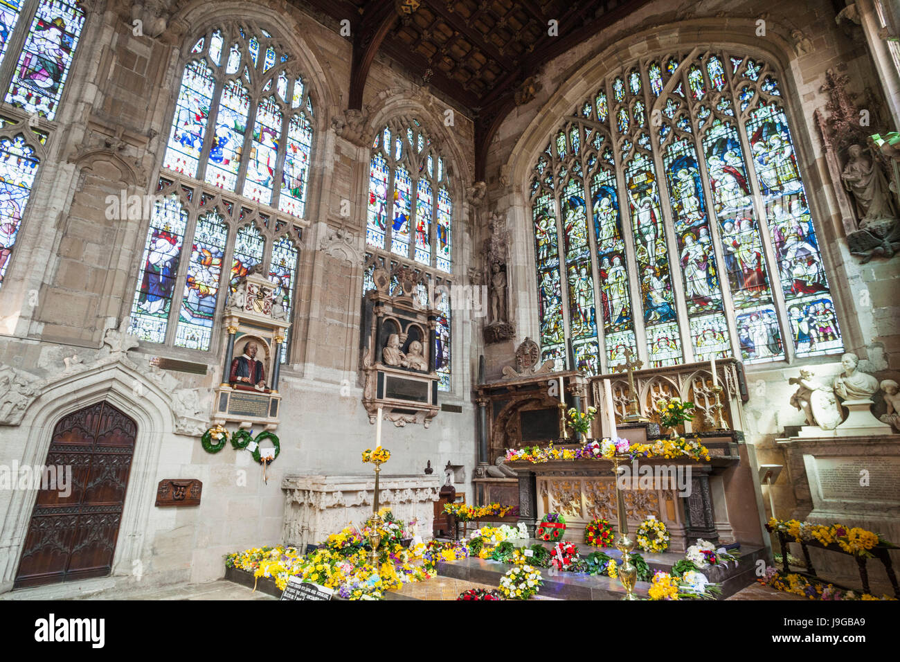 England, Warwickshire, Stratford-upon-Avon, Kirche der Heiligen Dreifaltigkeit, der Chor und Hochaltar mit Shakespeares Grab Stockfoto