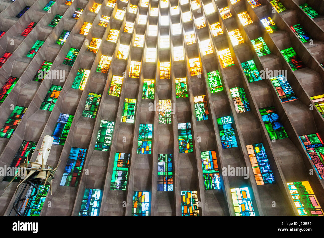 England, Warwickshire, Coventry, neue Coventry Kathedrale, das Baptisterium-Fenster von John Piper entworfen und gemalt von Patrick Reyntiens Stockfoto