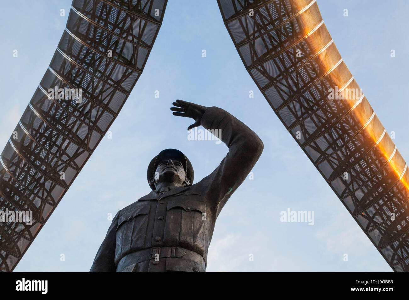 England, Warwickshire, Coventry, Sir Frank Whittle Statue und Whittle Bögen Stockfoto