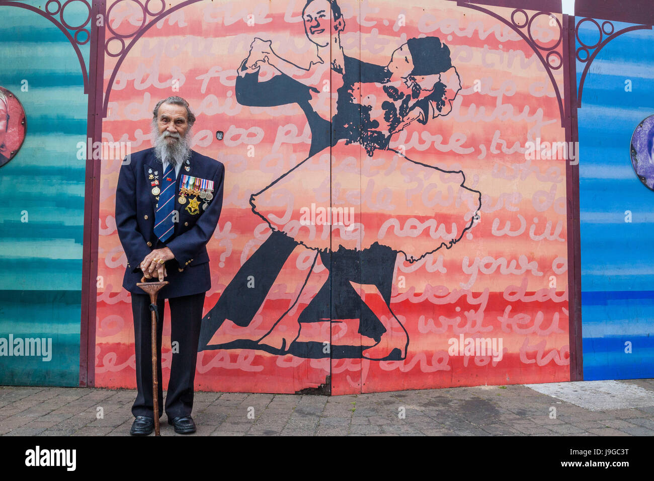Lokalen Senioren, Blackpool, Lancashire, England Mann tragen Krieg Medaillen Stockfoto