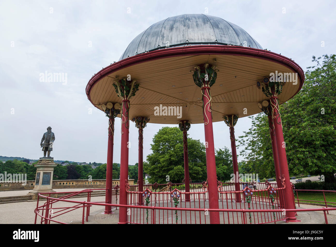 England, West Yorkshire, Bradford, Saltaire, Roberts Park, Statue von Titus Salt und Musikpavillon Stockfoto