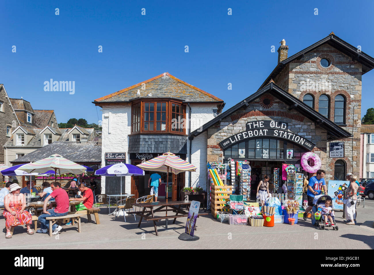 England, Cornwall, Looe, Strandpromenade Geschäfte Stockfoto