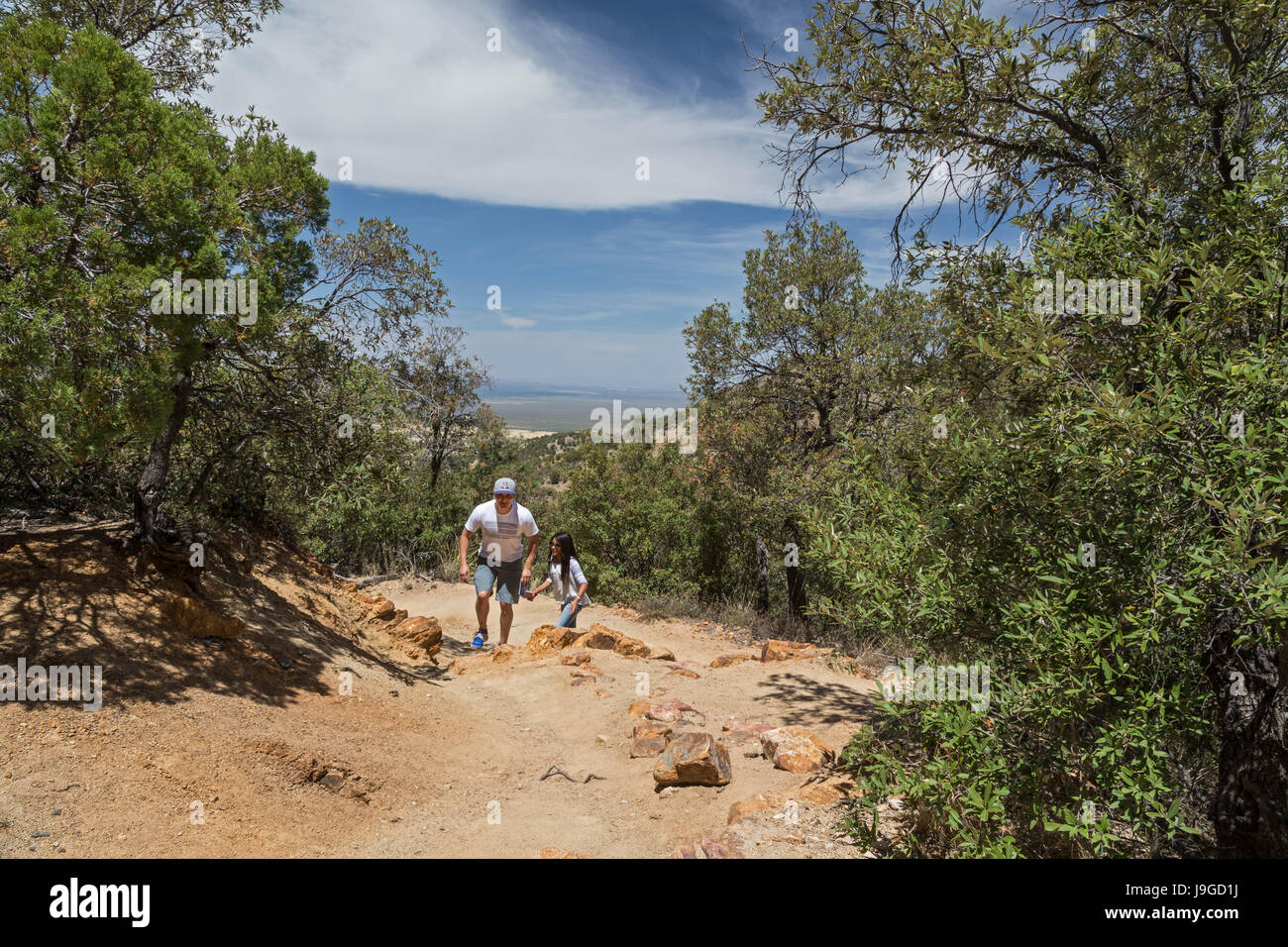 Continental, Arizona - A Hispanic paar Wandern auf dem Old Baldy Wanderweg in Madera Canyon, einer beliebten Gegend der US Forest Service im Santa Rita M Stockfoto