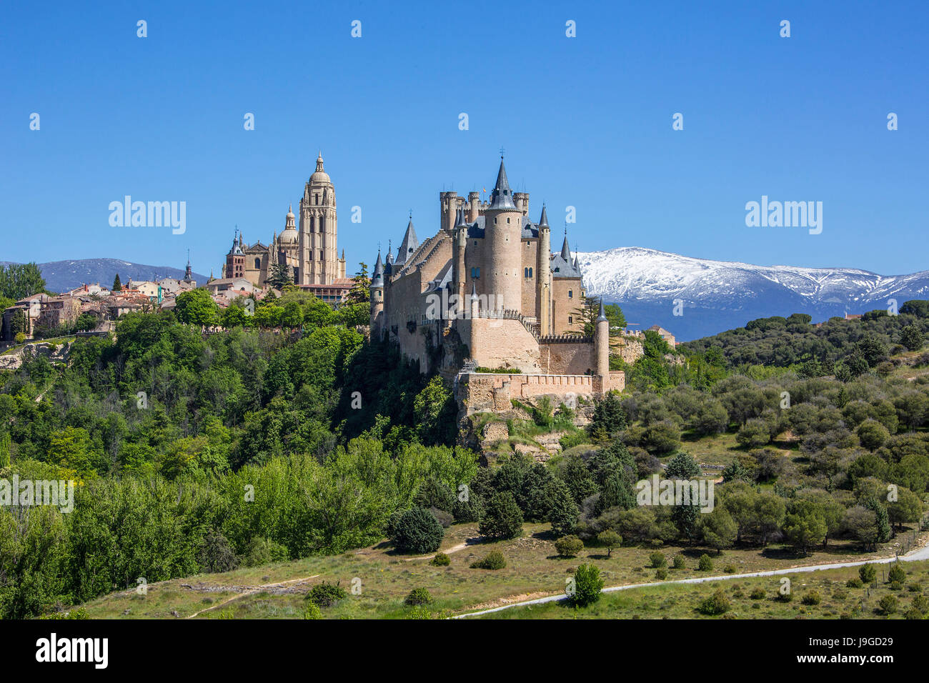 Spanien, Castilla Leon Community, Segovia Stadt Skyline, Alcazar Schloss, die Kathedrale und die Bergkette der Sierra de Guadarrama, Stockfoto