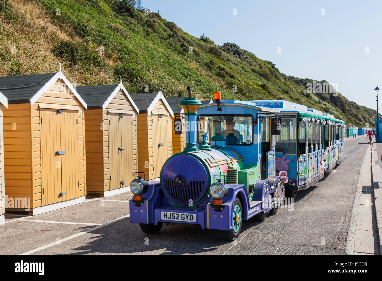 England, Dorset, Bournemouth, Bournemouth Beach, Strandhütten und Strandpromenade Zug, Stockfoto