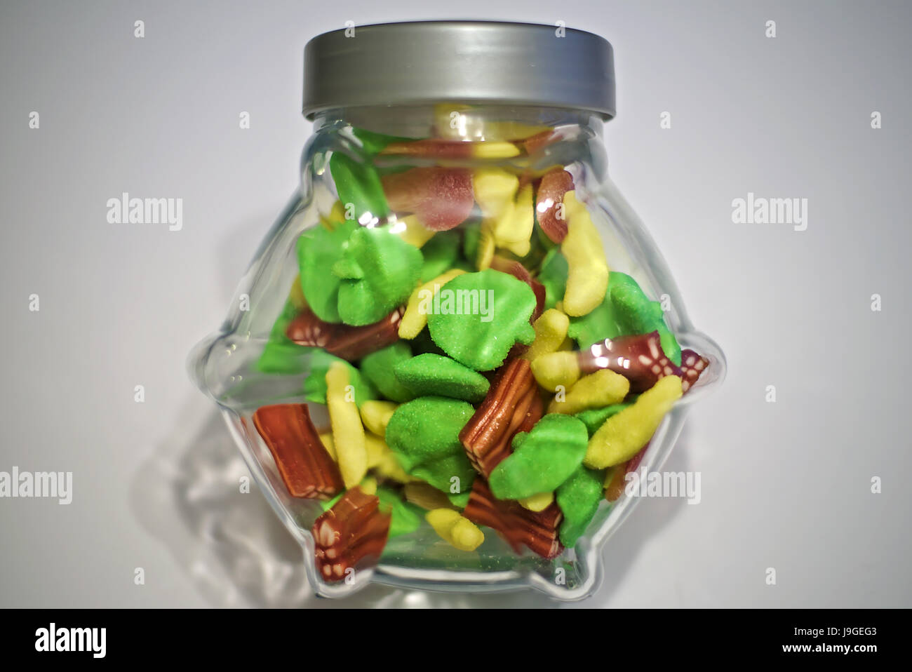 Glas, die köstliche Frucht enthält geformt gummies Stockfoto