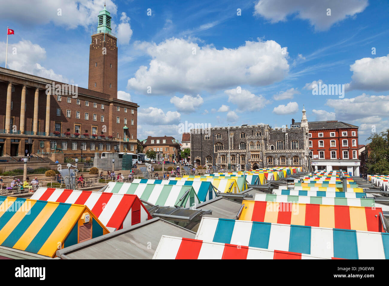 England, East Anglia, Norfolk, Norwich, Norwich Markt mit Rathaus und Guildhall im Hintergrund, Stockfoto