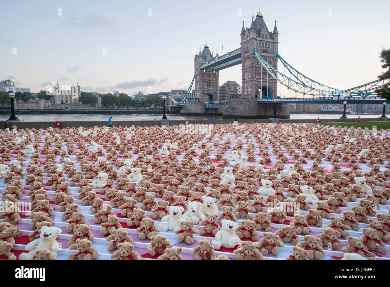 England, London, Southwark, Themse, Anzeige von Teddybären mit Tower Bridge im Hintergrund Stockfoto