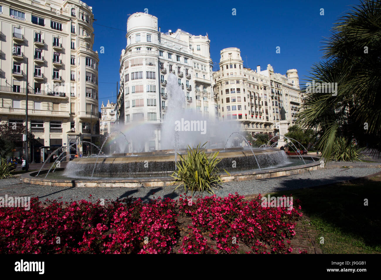 Von Springbrunnen und Blumen geschmückt, Plaza del Ayuntamiento (Rathausplatz) ist die grandiosen Hauptplatz von Valencia und ein toller Ort, um eine Tour zu beginnen. Stockfoto