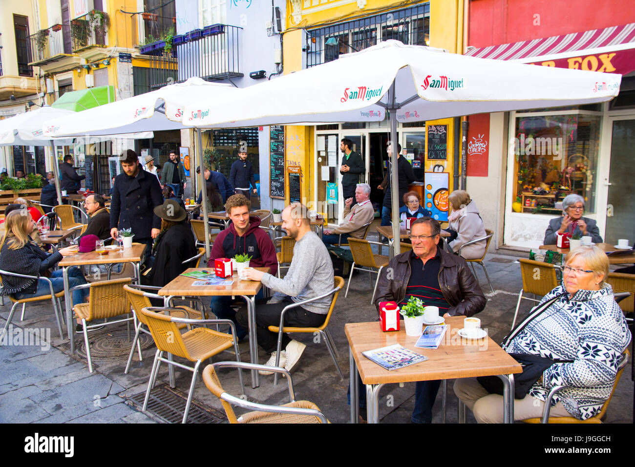 Sidewalk Cafe an der Plaza del Mercado in Valencia, Spanien. Stockfoto