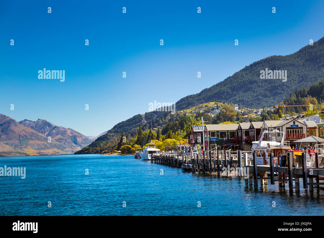 Blick auf Ben Lomond und Waterfront in Queenstown, Neuseeland Stockfoto