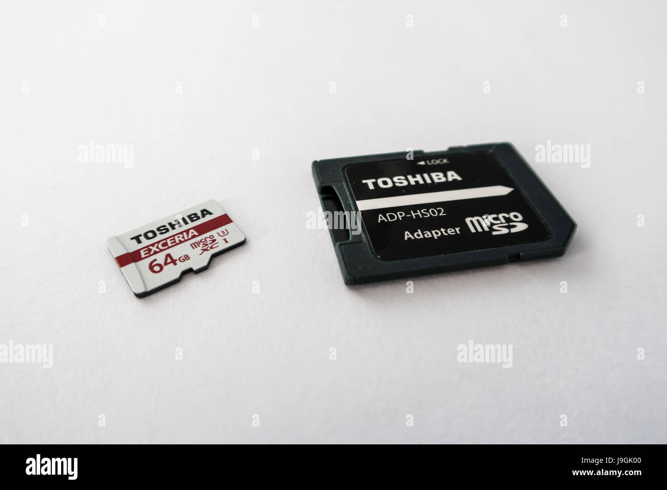 Toshiba Exceria XC MicroSD-Speicherkarte mit einer Kapazität von 64GB und einer MicroSD auf SD-Kartenadapter auf weißem Hintergrund. Stockfoto