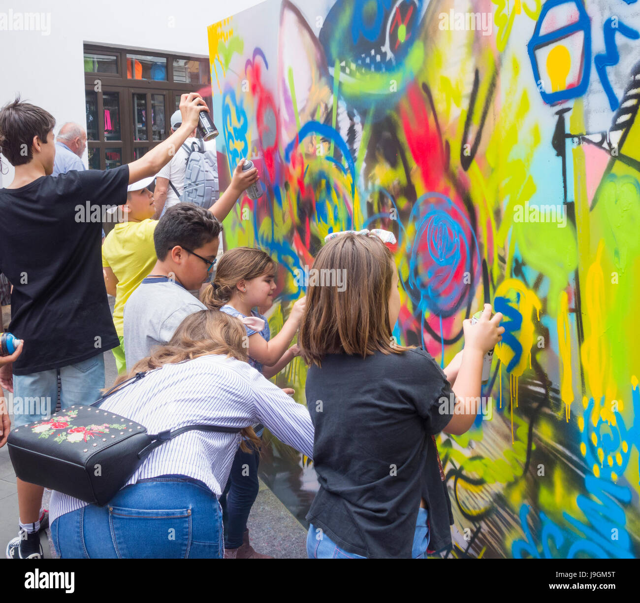 Graffiti-Unterricht für Kinder im Streetart-Event in Spanien  Stockfotografie - Alamy