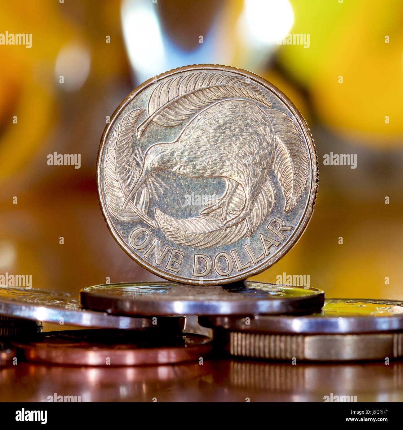 Neuseeland-Dollar auf einem Bett aus Münzen. Stockfoto