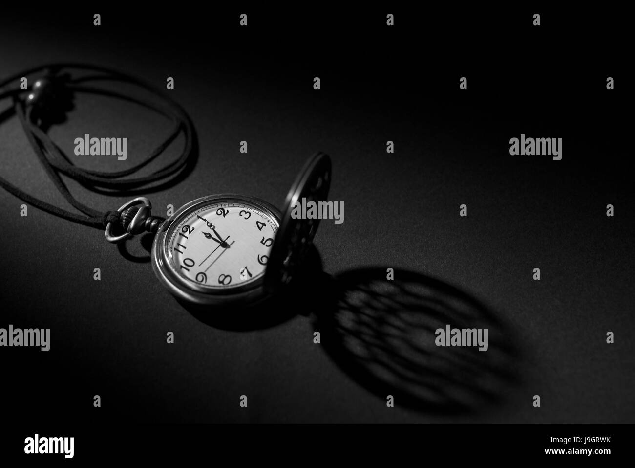 Vintage Uhr Tasche mit Schatten Hintergrund Stockfoto