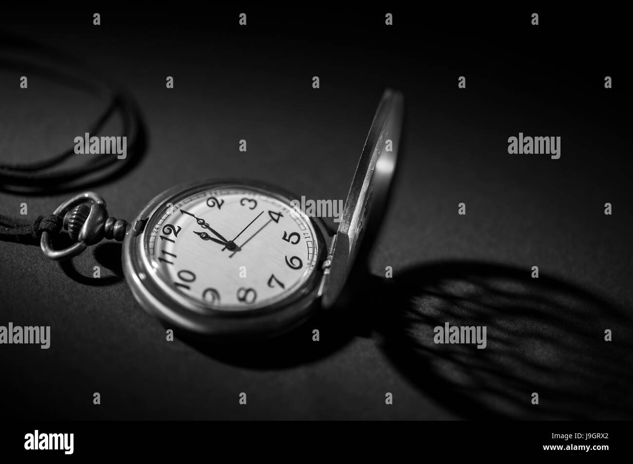 Vintage Uhr Tasche mit Schatten Hintergrund Stockfoto