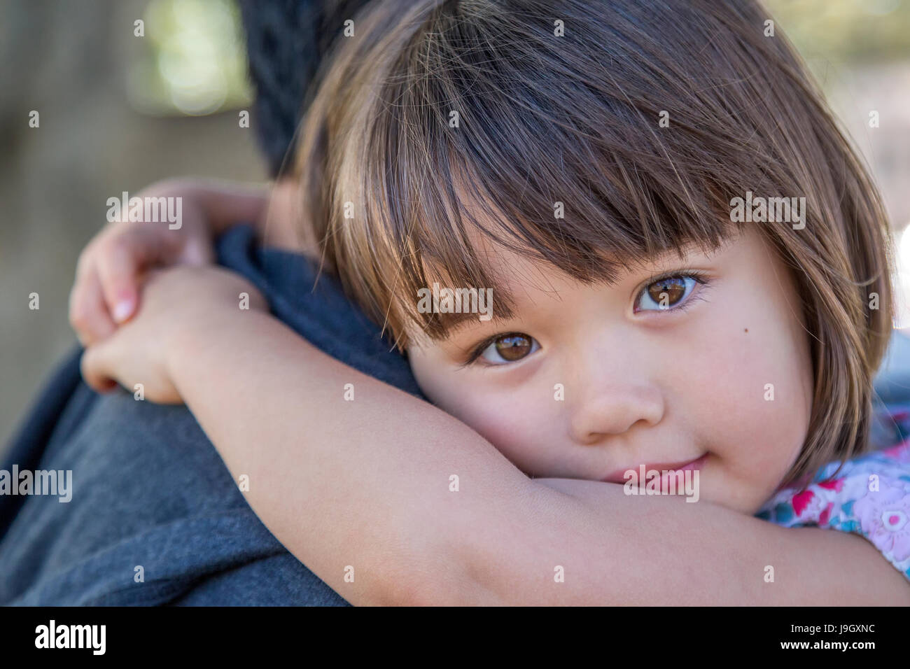 Vier Jahre altes Mädchen von ihrem Vater getragen werden Stockfoto