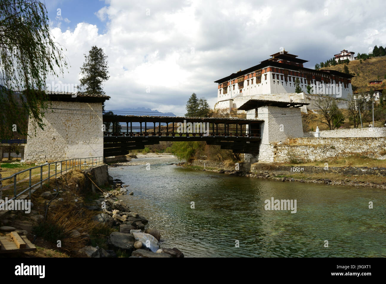 Alte historische Brücke unten Dzong in Paro, Bhutan Stockfoto