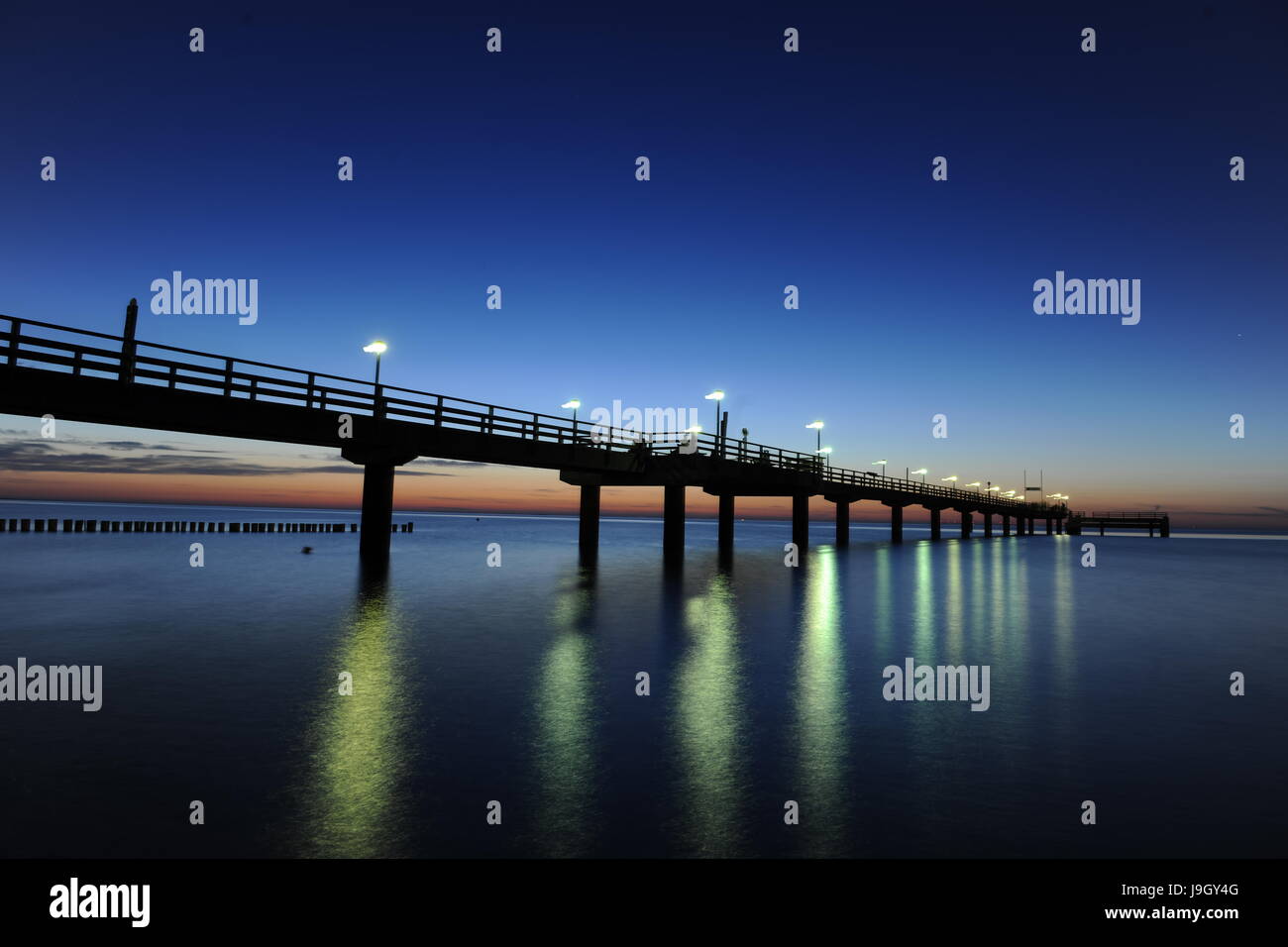 schönen Pier in der Nacht - Darß, Deutschland Stockfoto