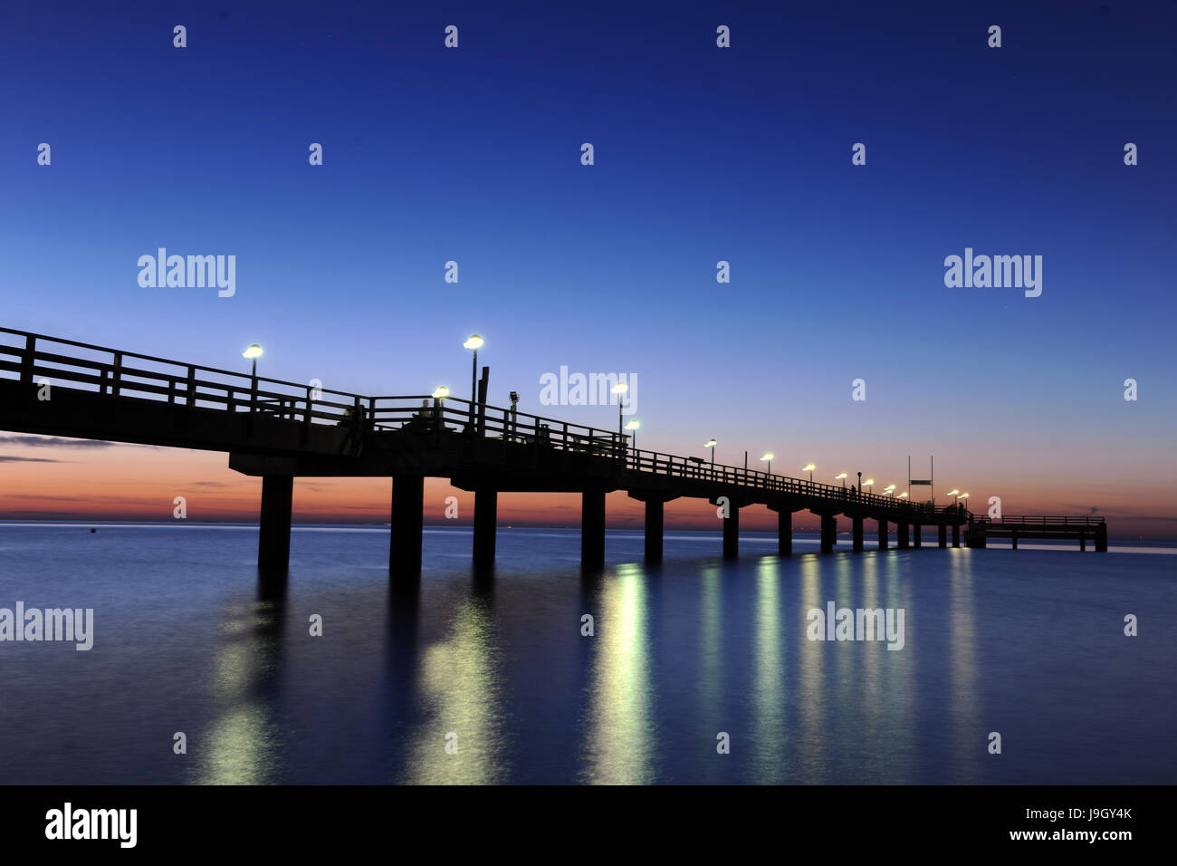 schönen Pier in der Nacht - Darß, Deutschland Stockfoto