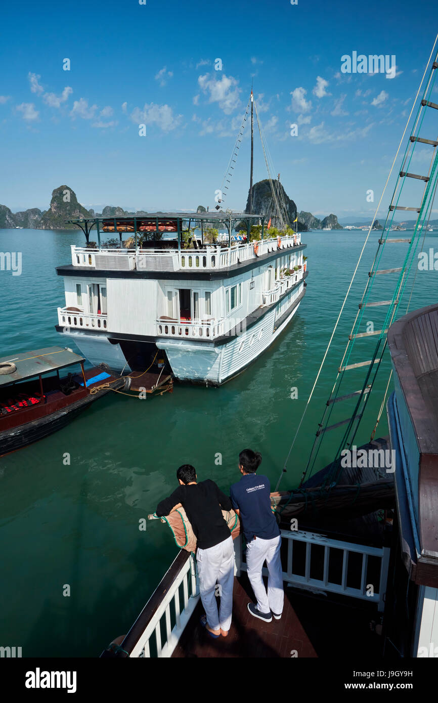 Galaxy Premium Ausflugsboote und Kalkstein Karst, Halong-Bucht (UNESCO Weltkulturerbe), Provinz Quang Ninh, Vietnam Stockfoto