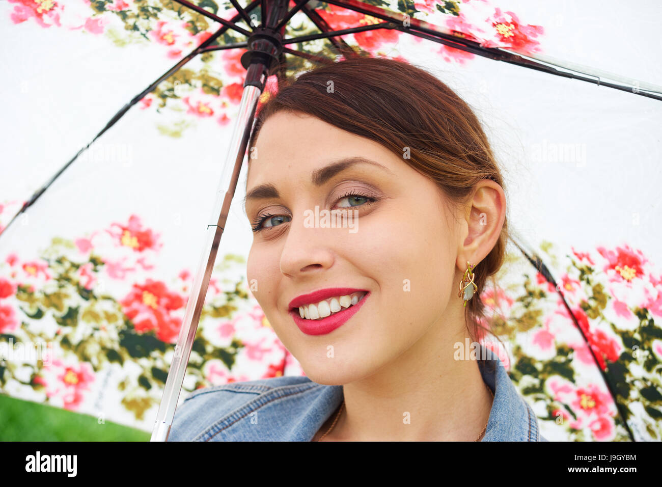 Eine junge Frau mit Regenschirm Stockfoto