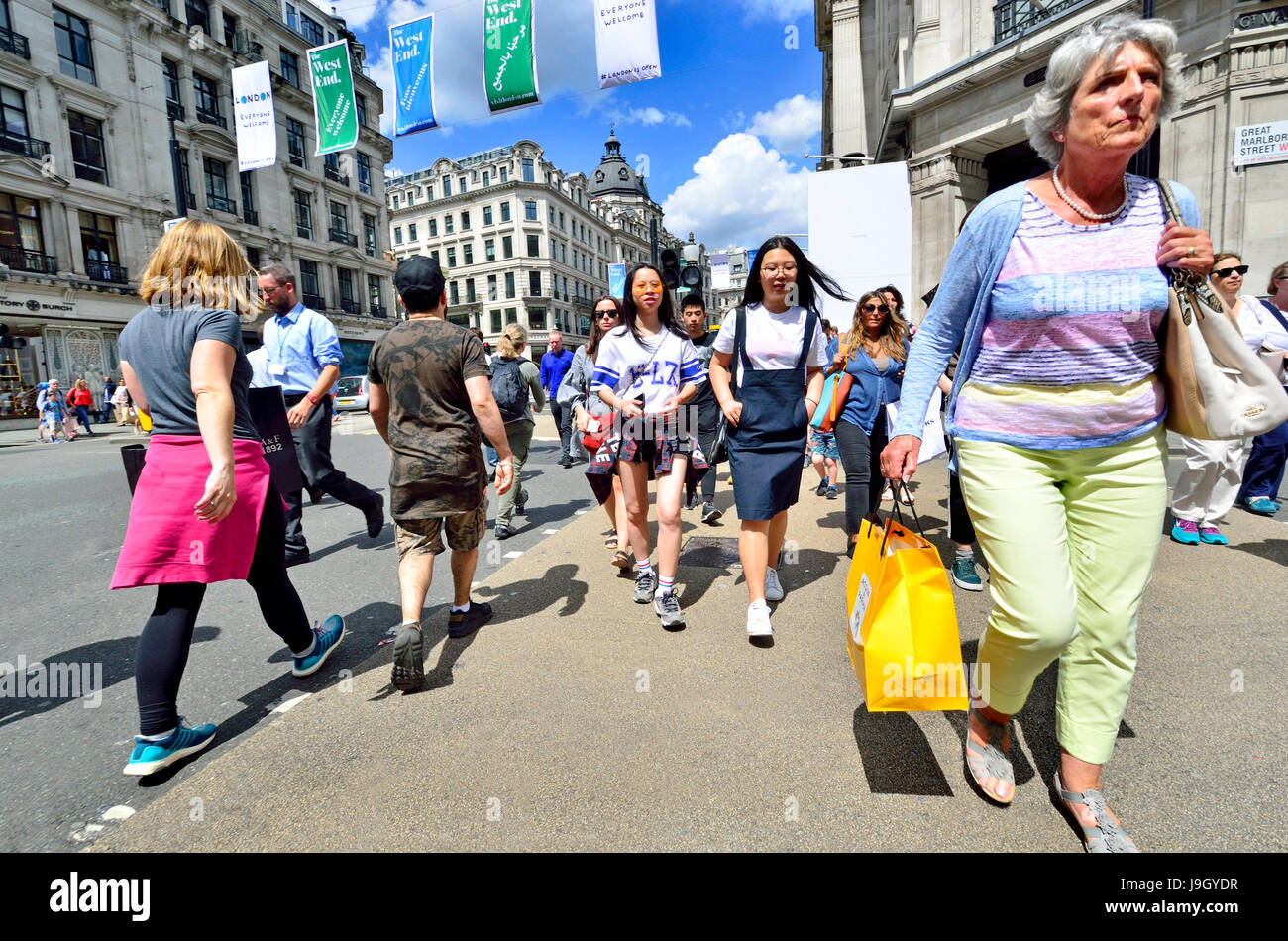 London, England, Vereinigtes Königreich. Menschen in der Regent Street Stockfoto