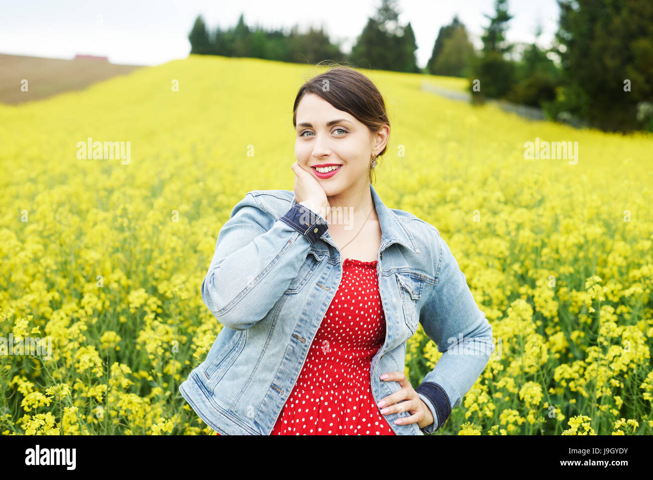 Ein Porträt der Frau in Raps Feld. Stockfoto