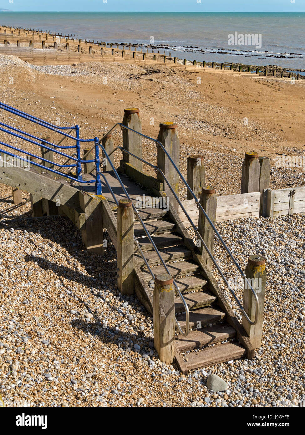 Holztreppe mit Geländer hinunter zum Kiesstrand, Eastbourne, East Sussex, England, UK Stockfoto