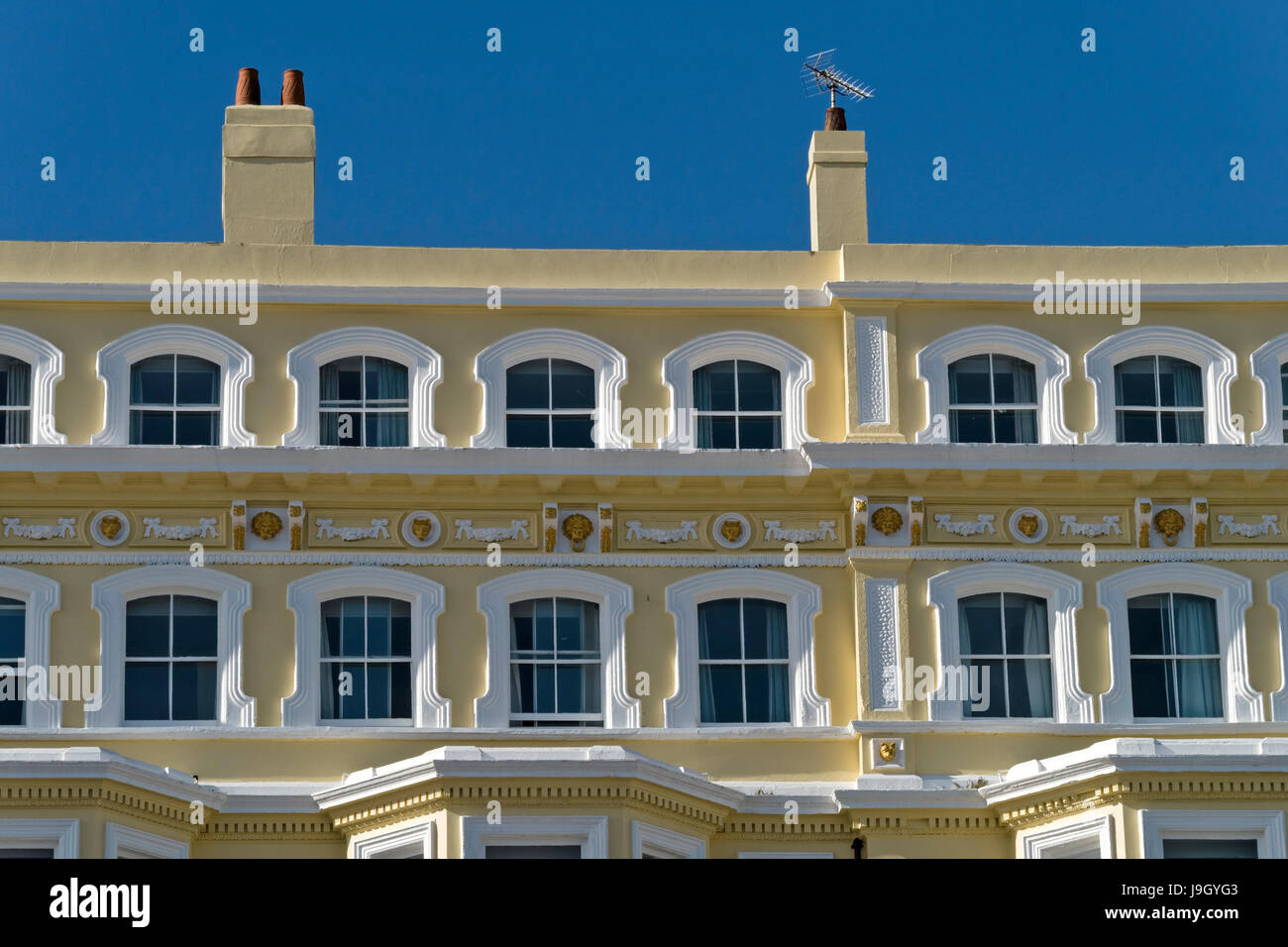 Verziert, die architektonischen Details rund um Fenster der obersten Etage des Mansion Lions Hotel, Grand Parade, Eastbourne, East Sussex, England, UK Stockfoto