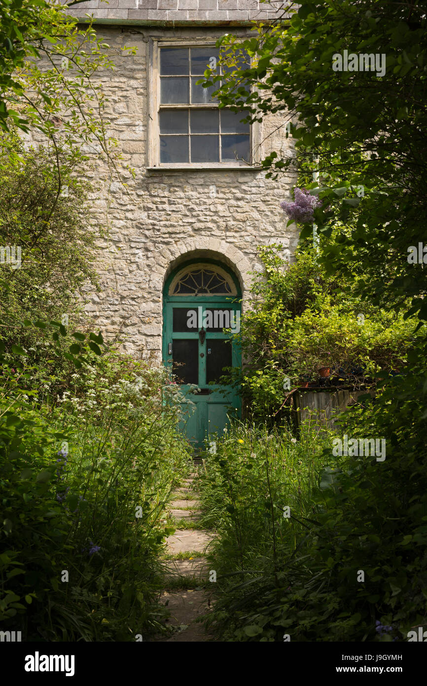 Old british house overgrown Fotos und Bildmaterial in hoher Auflösung