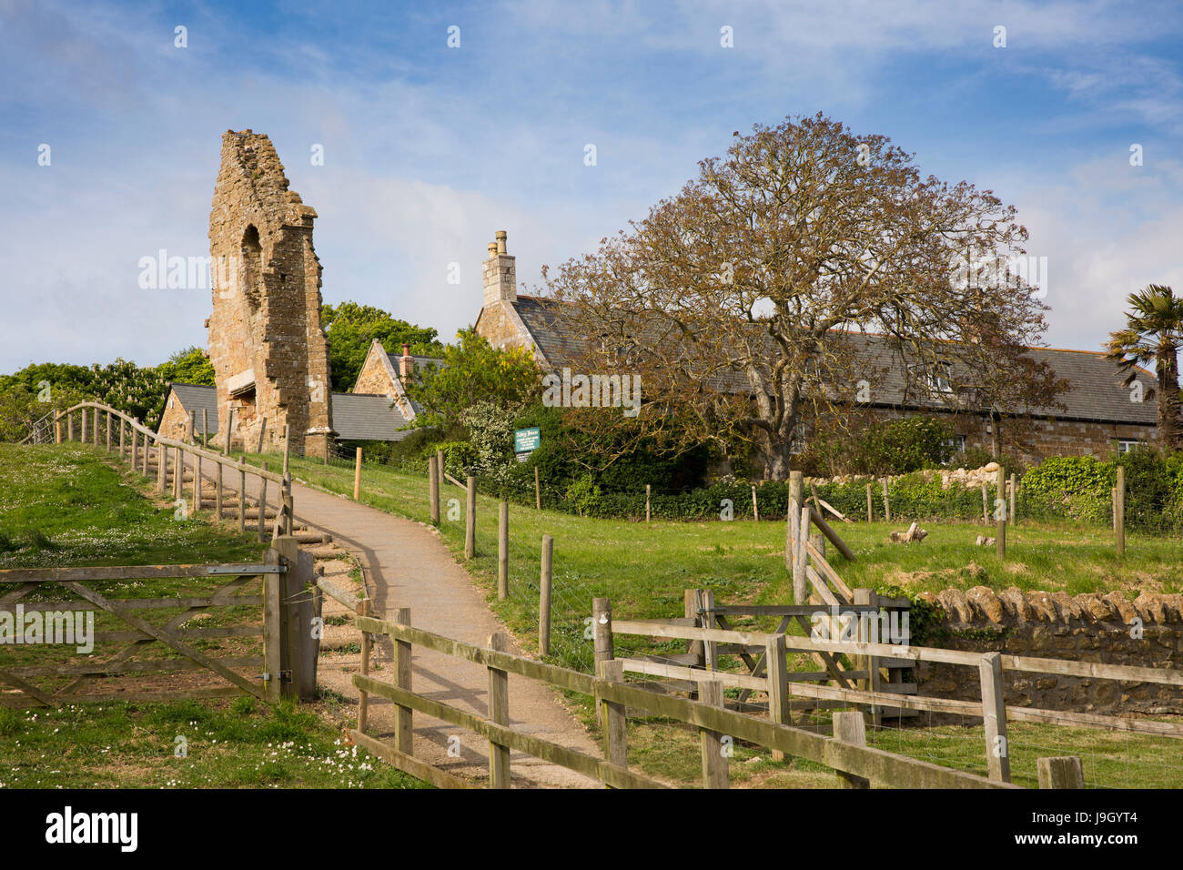 UK England, Dorset, Abbotsbury, Church Street, Abbey Ruinen und Abbey House B & B Stockfoto