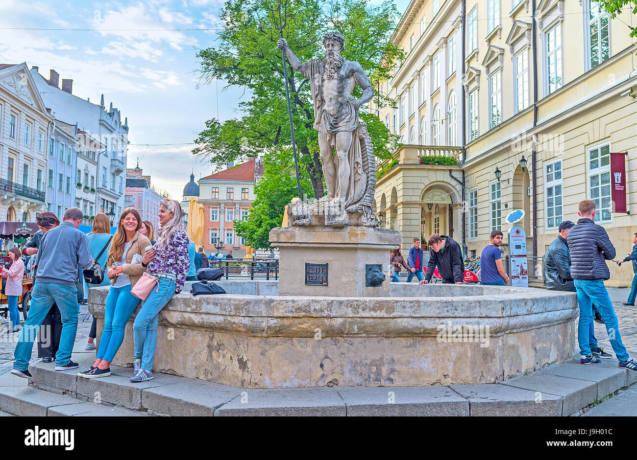 Lvov, Ukraine - 16. Mai 2017: Die zahlreichen Leute am mittelalterlichen Neptun Brunnen auf dem Marktplatz (Ploshcha Rynok), am 16. Mai in Lwow. Stockfoto