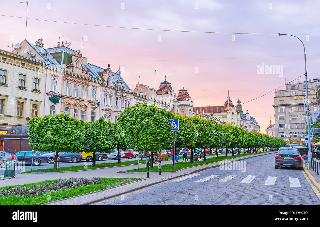 LEMBERG, UKRAINE - 16. MAI 2017: Der abendliche Blick auf den üppig grünen Park, der sich entlang Schewtschenko Prospekt erstreckt, am 16. Mai in Lemberg. Stockfoto