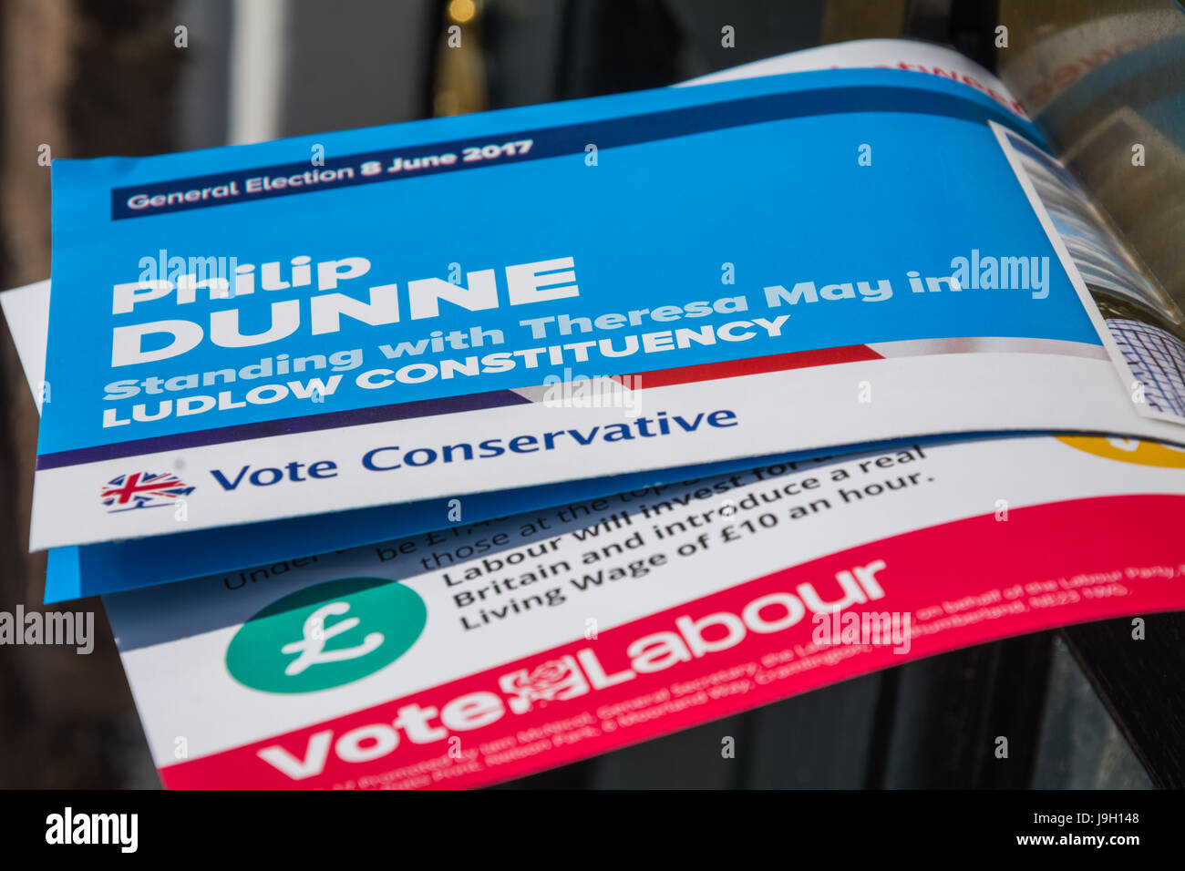 Britische allgemeine Wahl 2017. Kampagne Flugblätter für die Konservativen und Labour Party einen Briefkasten herausragen. Stockfoto