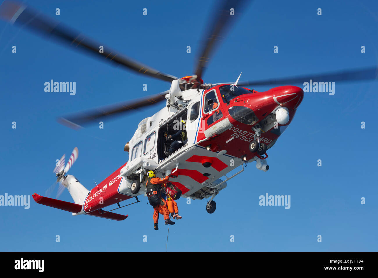 Ärmelkanal, Kent, UK. 1. Juni 2017. Ein Taucher mit vermuteten Dekompressionskrankheit wurde von einem Tauchgang Boot südwestlich von Dover von HM Coastguard Agusta Westland AW 139 Rettungshubschrauber am Lydd in Kent evakuiert. Der Taucher war Whipps Cross Hospital in London getroffen und die Druckkammer zur Behandlung zugelassen. Bildnachweis: Alan Payton/Alamy Live-Nachrichten Stockfoto