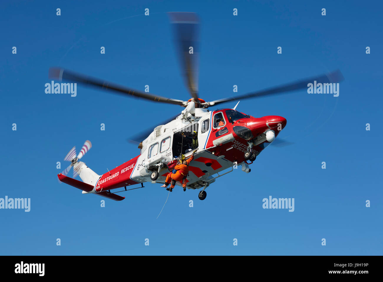 Ärmelkanal, Kent, UK. 1. Juni 2017. Ein Taucher mit vermuteten Dekompressionskrankheit wurde von einem Tauchgang Boot südwestlich von Dover von der Küstenwache Agusta Westland AW 139 Rettungshubschrauber am Lydd in Kent evakuiert. Der Taucher war Whipps Cross Hospital in London getroffen und die Druckkammer zur Behandlung zugelassen. Bildnachweis: Alan Payton/Alamy Live-Nachrichten Stockfoto