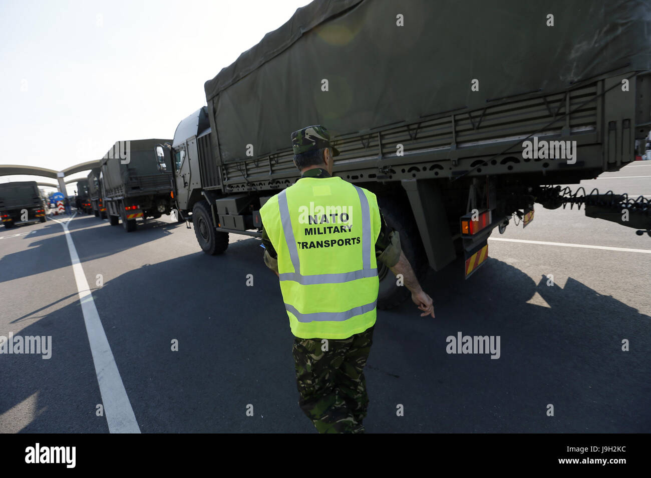 Bukarest, Rumäniens Hauptstadt Bukarest. 1. Juni 2017. NATO-Fahrzeuge einfahren Giurgiu, 70 Kilometer südlich von Rumäniens Hauptstadt Bukarest, 1. Juni 2017. Acht NATO-Konvois mit 300 Soldaten und 150 Fahrzeuge und Personal Carrier trat Rumänien aus Bulgarien am Donnerstag für eine NATO kämpfen ausüben. Bildnachweis: Cristian Cristel/Xinhua/Alamy Live-Nachrichten Stockfoto