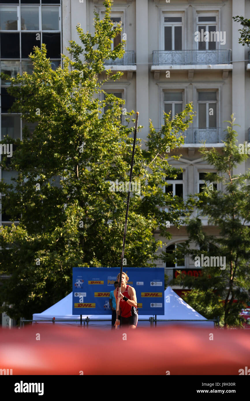 Athen. 1. Juni 2017. Scherbarth Tobias aus dem deutschen Wettbewerb während der 5. Athen Street Stabhochsprung am Syntagma-Platz in Athen am 1. Juni 2017. Bildnachweis: Marios Lolos/Xinhua/Alamy Live-Nachrichten Stockfoto