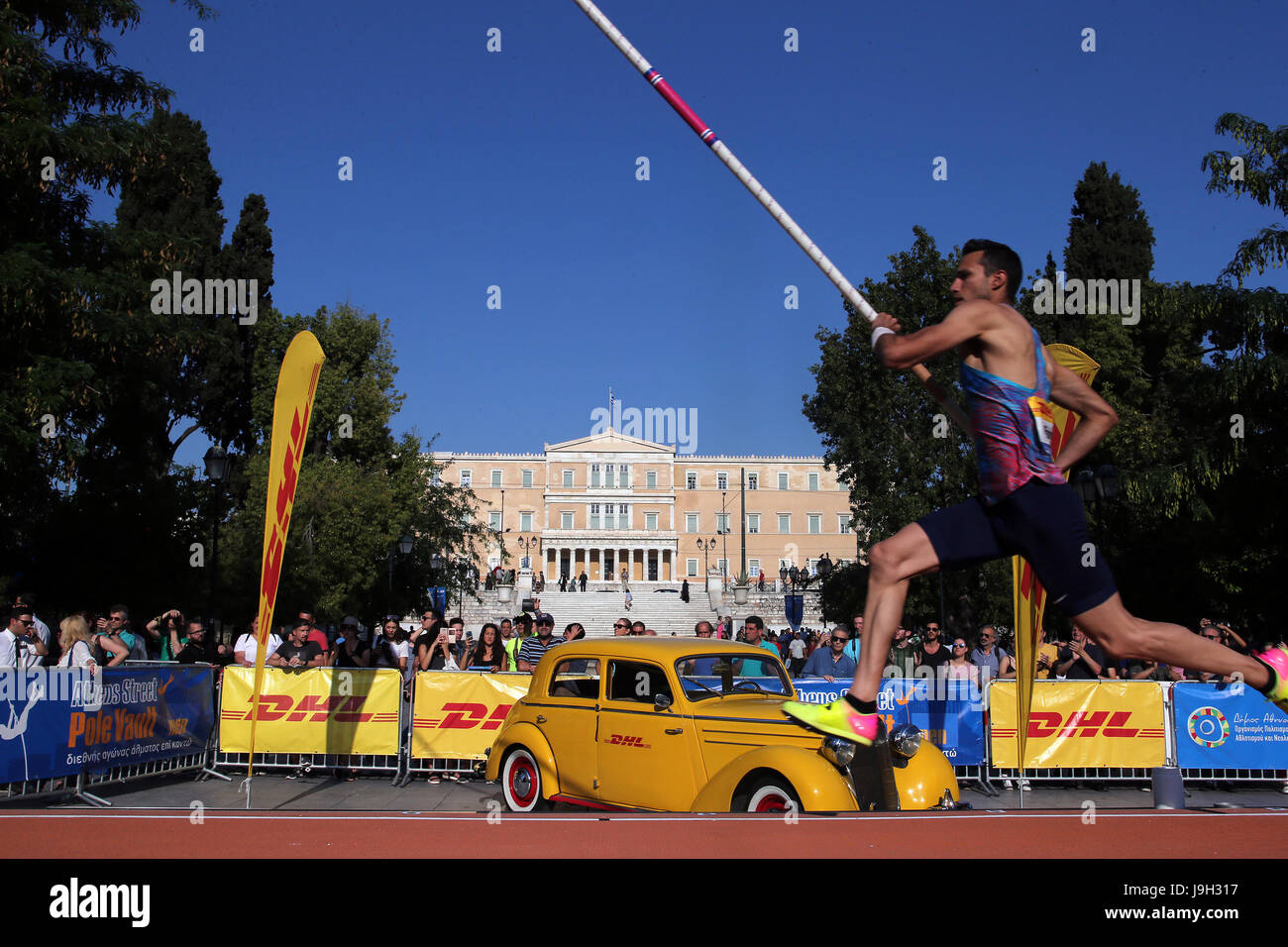 Athen. 1. Juni 2017. Griechischen Athleten Kostas Philippidis konkurriert während der 5. Athen Street Stabhochsprung am Syntagma-Platz in Athen am 1. Juni 2017. Bildnachweis: Marios Lolos/Xinhua/Alamy Live-Nachrichten Stockfoto