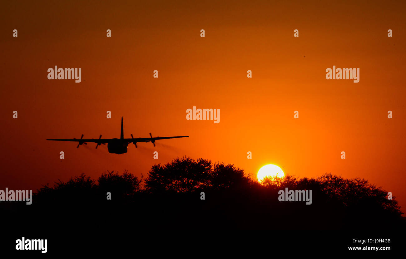 Makhado. 1. Juni 2017. Foto aufgenommen am 1. Juni 2017 zeigt ein C130-Hercules-Transportflugzeuge der South African Air Force (SAAF) während der 2017 Air Fähigkeit Demonstration am Roodewal Luftwaffe Bombardierung Bereich in der Provinz Limpopo, Südafrika. Die SAAF Air Fähigkeit Demonstration fand hier am Donnerstag statt. Die SAAF-Mitglieder wurden in Zusammenarbeit mit der südafrikanischen Armee, South African Military Health Service und spezielle Kraft-Brigade demonstriert. Bildnachweis: Zhai Jianlan/Xinhua/Alamy Live-Nachrichten Stockfoto