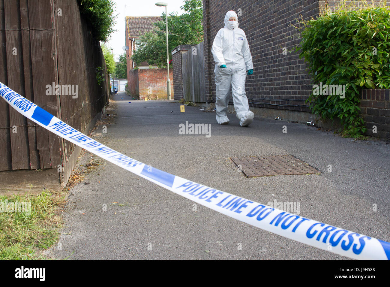 Oxford, UK. 2. Juni 2017. Polizei abgesperrt eine Gasse in der Nähe von Balfour Straße in Oxford. Unbestätigten Bericht über eine Messerstecherei Incident- und forensische ist auf der Bühne. Bildnachweis: Pete Lusabia/Alamy Live-Nachrichten Stockfoto