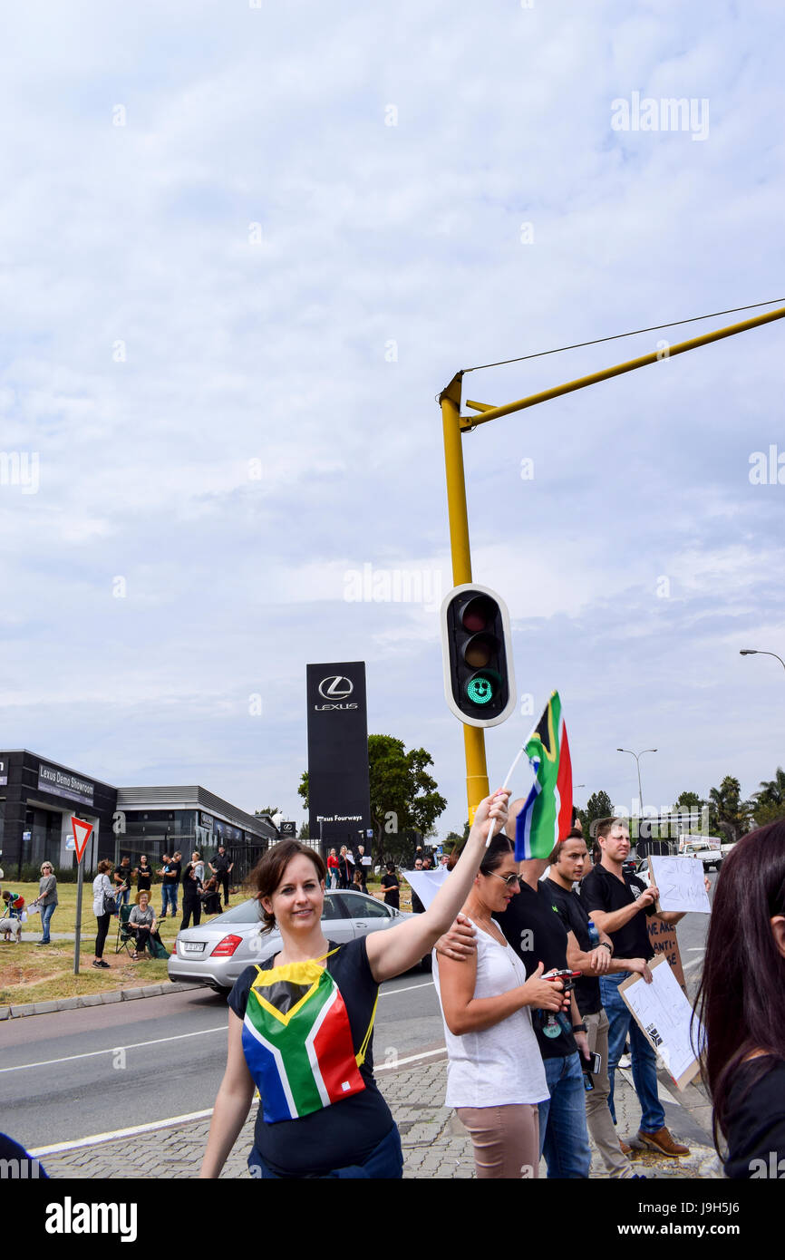 JOHANNESBURG, Südafrika - 7. April 2017: südafrikanische Bürger protestieren die Präsidentschaft des südafrikanischen Präsidenten Jacob Zuma Stockfoto